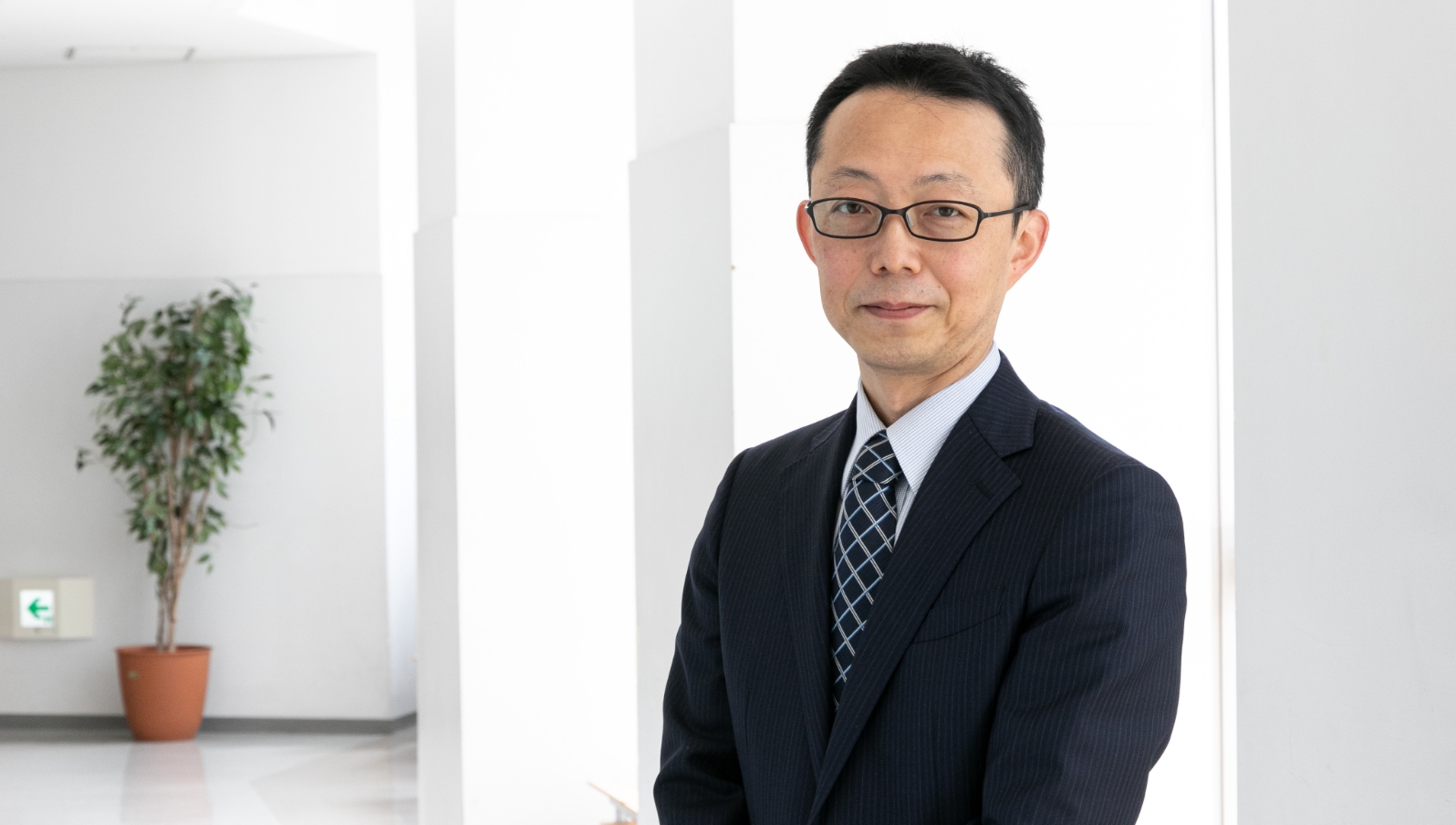 経営学研究科 研究科長 富田 純一
