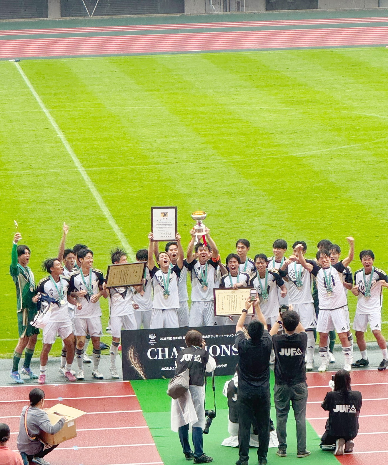 優勝トロフィー