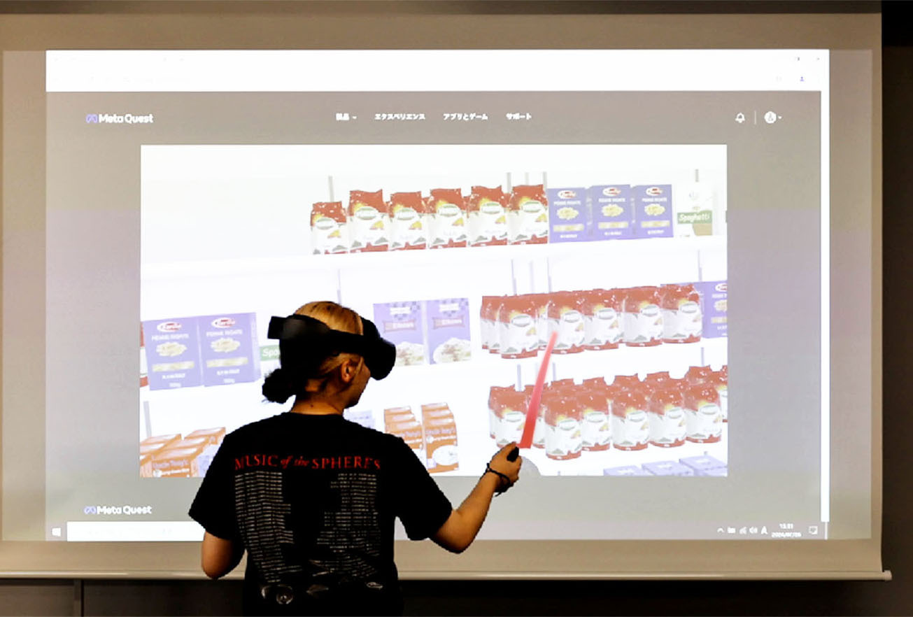 VR店舗内購買実験中の様子