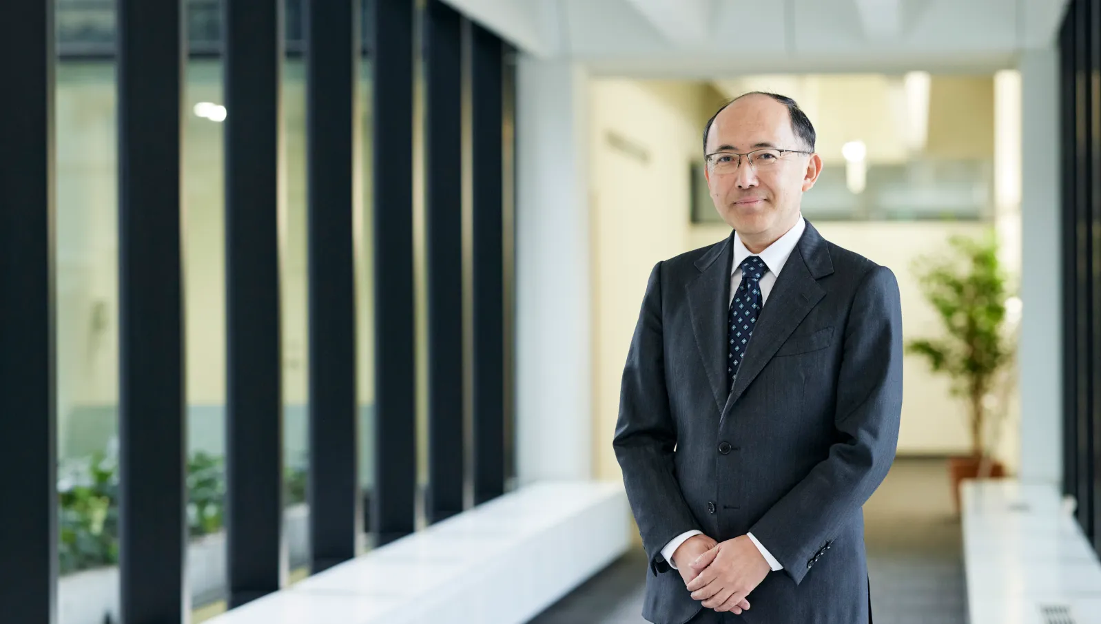 国際学研究科 研究科長 岡村 敏之