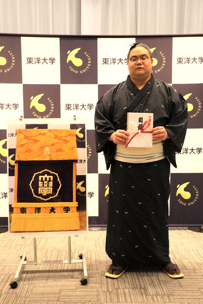 2020年12月新十両昇進時に東洋大学から化粧まわしを贈呈