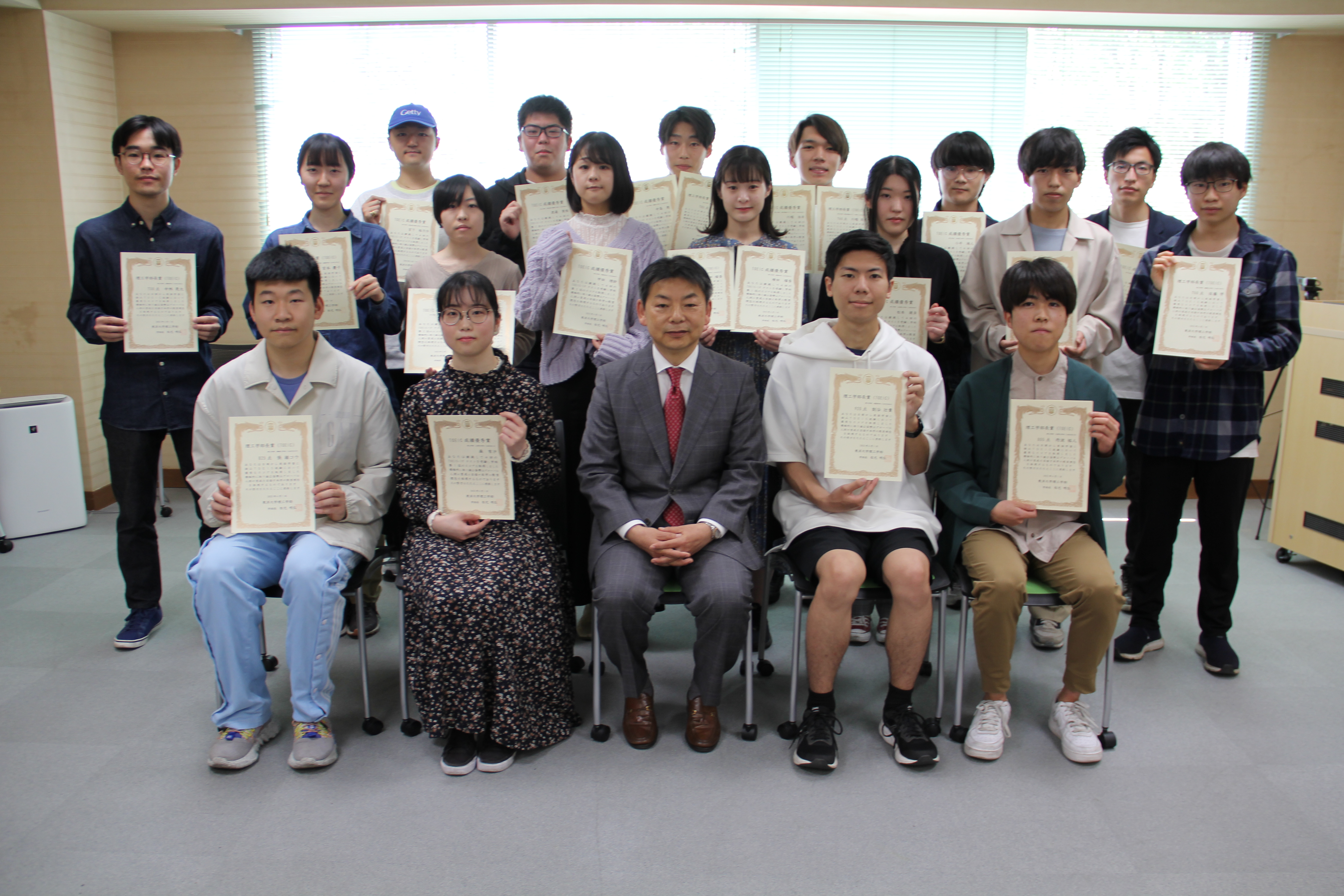 2022年度第2回 理工学部TOEIC(R) Listening & Reading Test高スコア表彰者集合写真