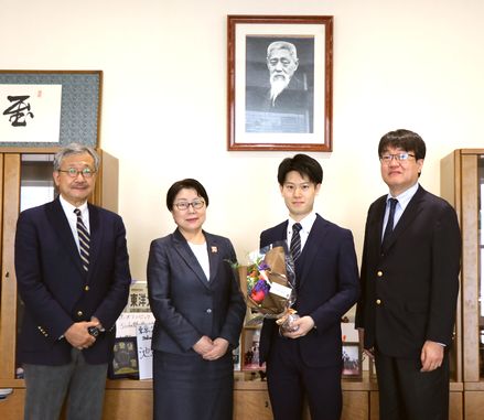 学長・副学長・加藤教授とともに写真撮影