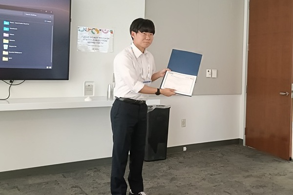 showing_certificate_Kurosaki