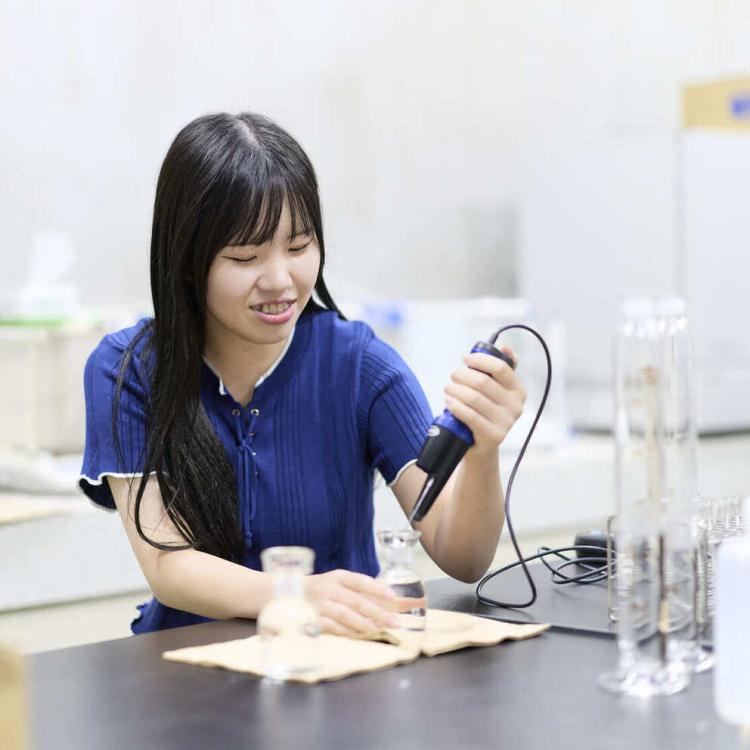 有機化学専攻の学生 物質の創成から歴史に残る大きな発展をもたらす、有機化学が持つ