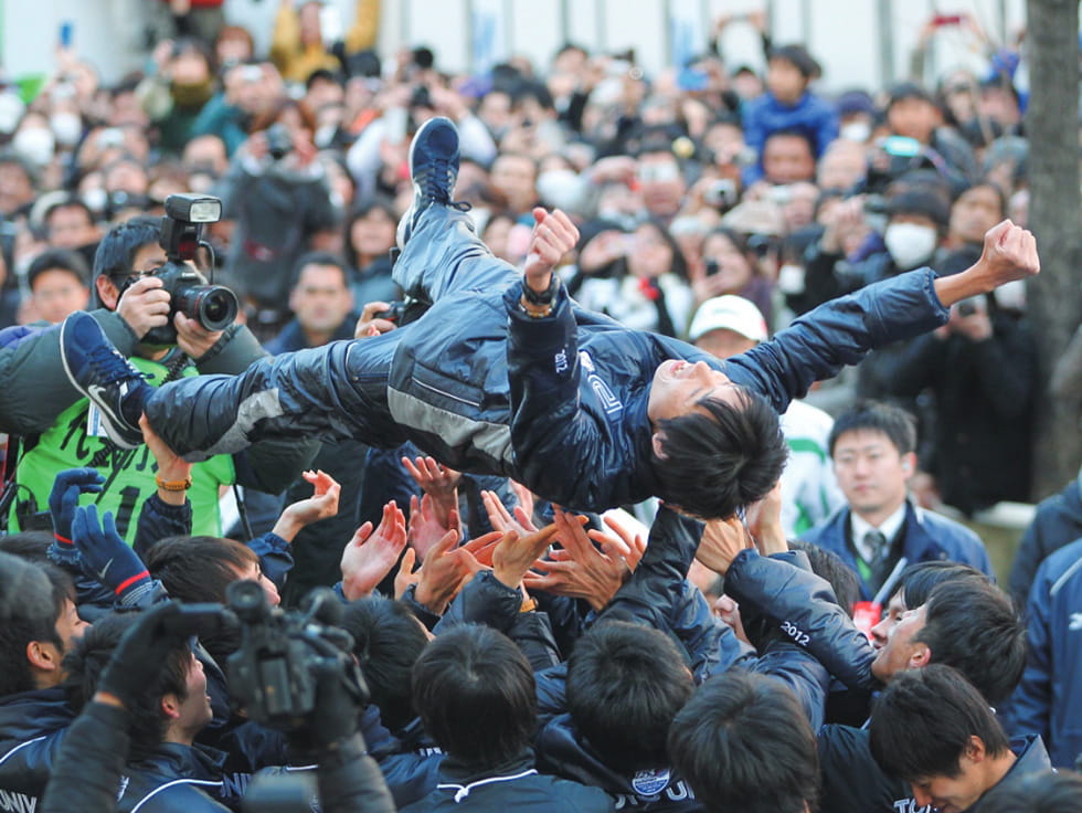 写真：胴上げされる酒井監督