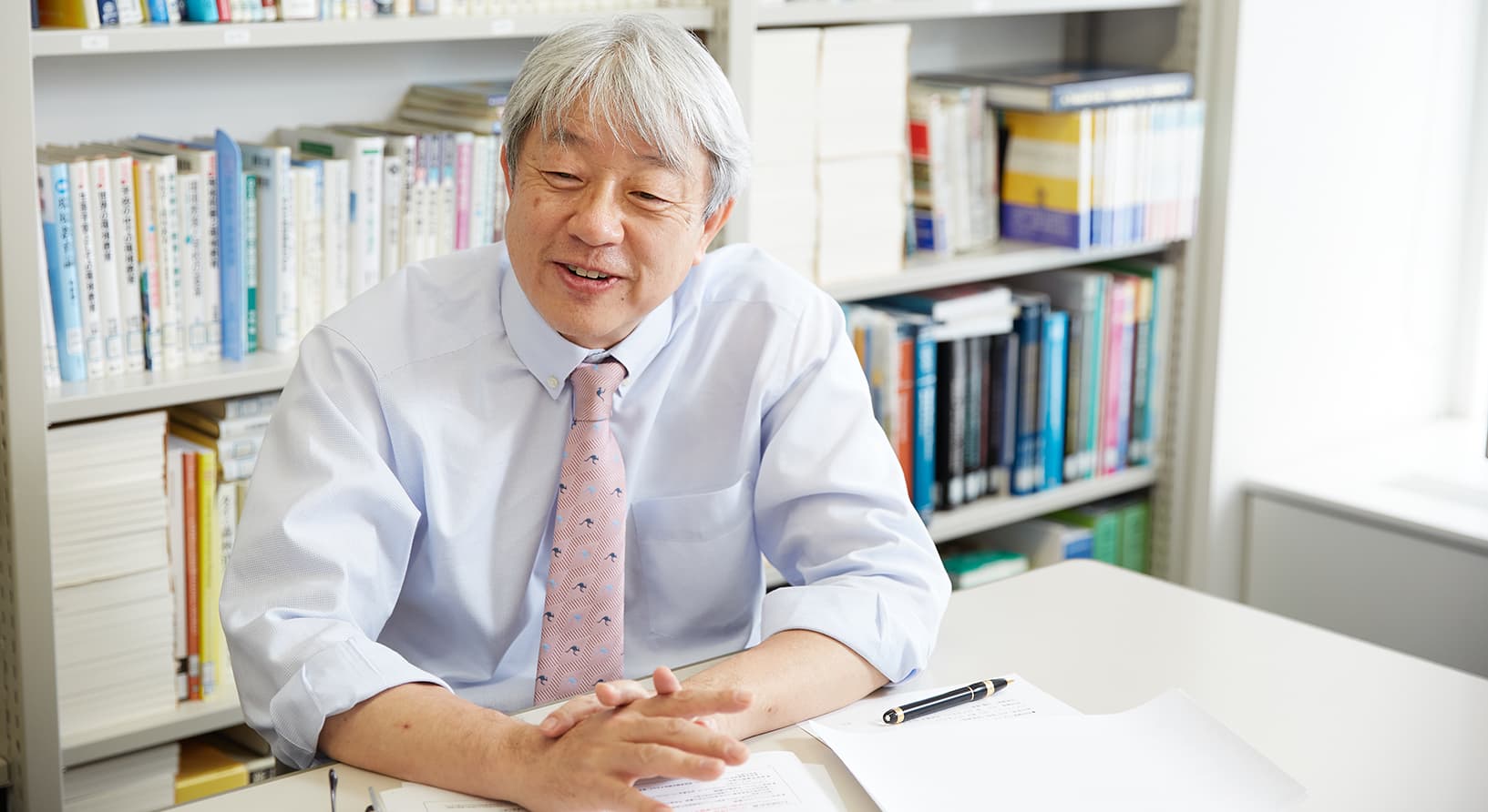 写真：説明する松丸 亮教授