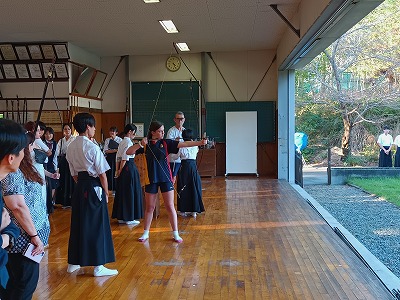 弓道を体験するキングズ校の生徒
