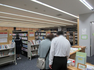 図書館見学の様子