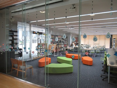 廊下から見た図書館の様子