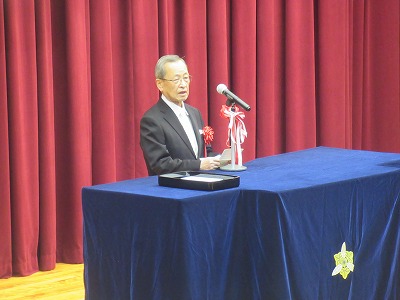 同窓会長祝辞の様子