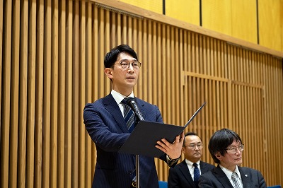 卒業証書授与　先生２