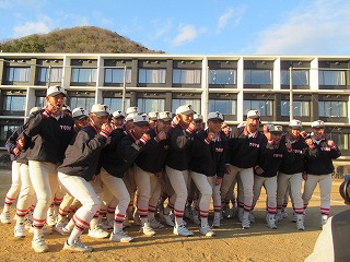 グラウンドで喜ぶ部員2