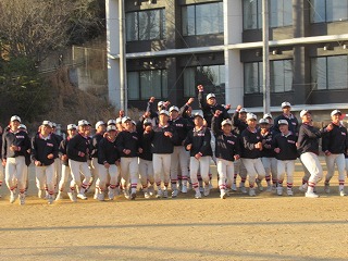 グラウンドで喜ぶ部員１