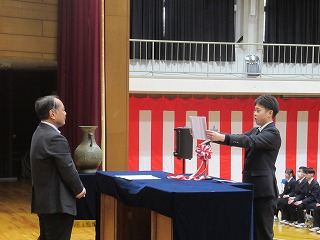 卒業記念品目録贈呈