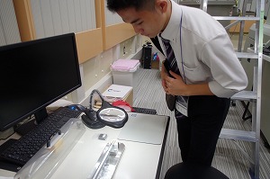 顕微鏡体験の様子２