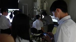 下重先生の超高分解能電子顕微鏡操作