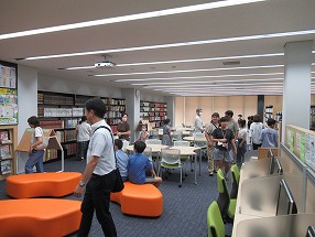 図書館見学の様子