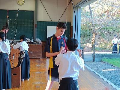弓道を教える生徒