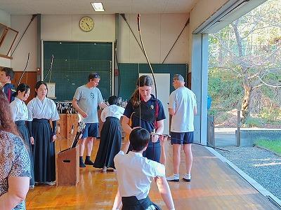 弓道を教える生徒２