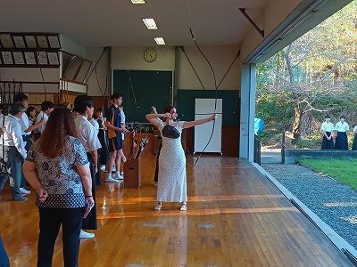 弓道を体験するキングズ校の生徒２