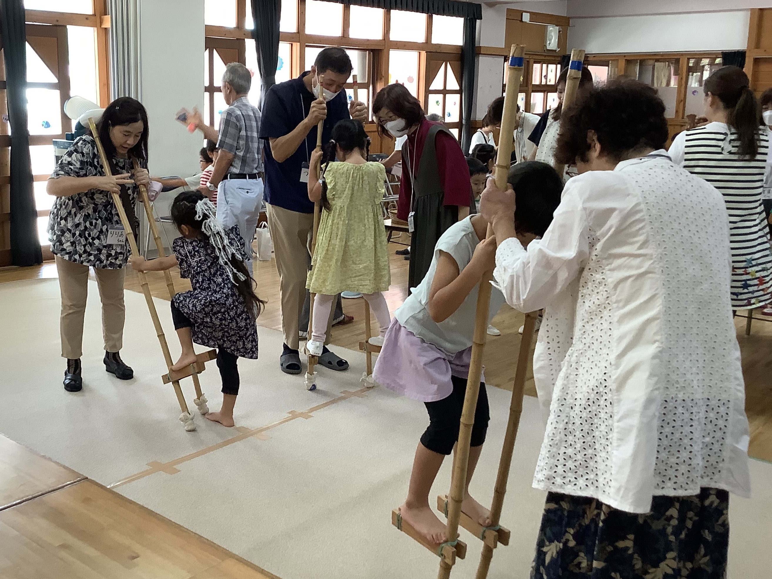 祖父母と遊ぶ（竹馬）3