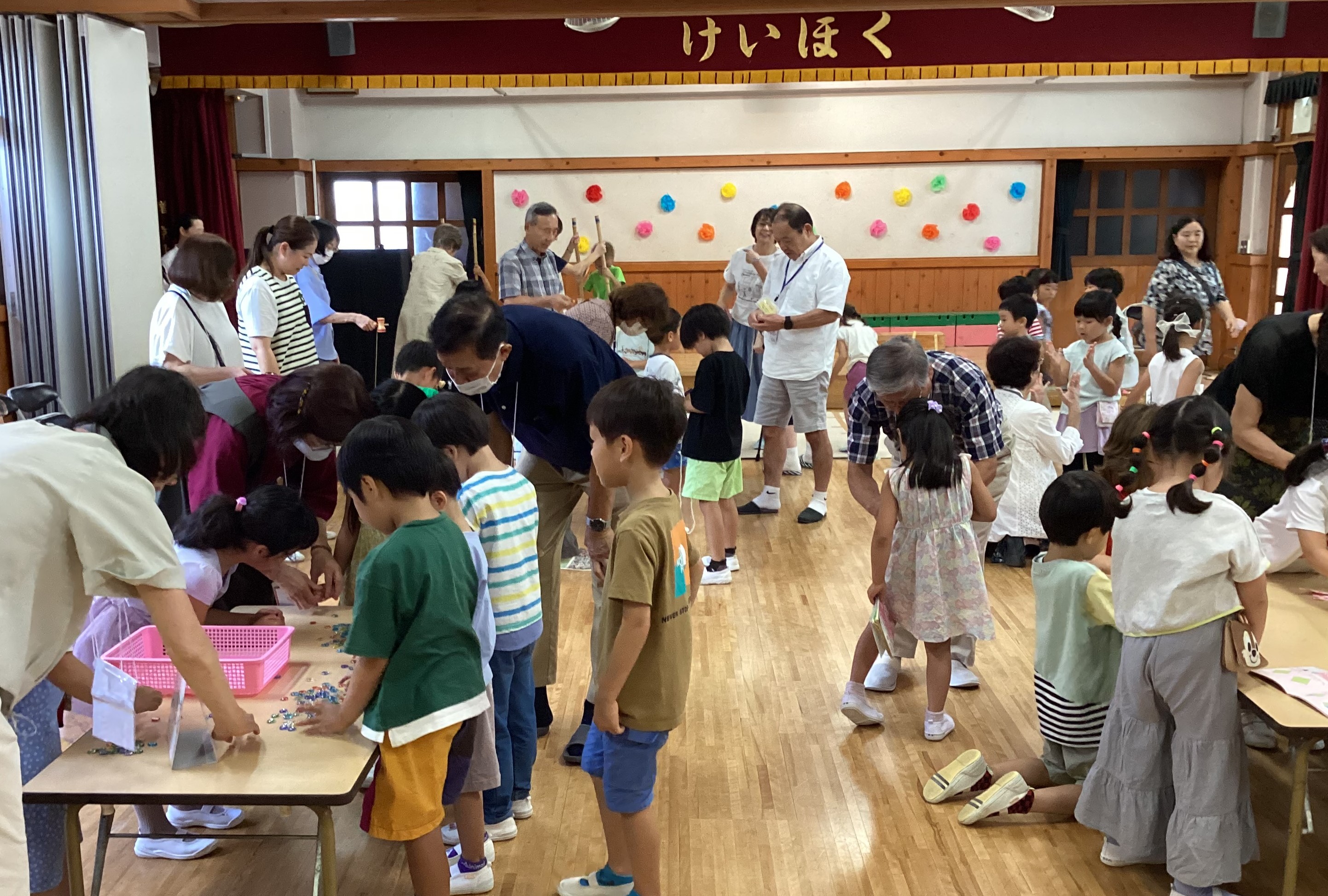 祖父母と遊ぶ（全景）2