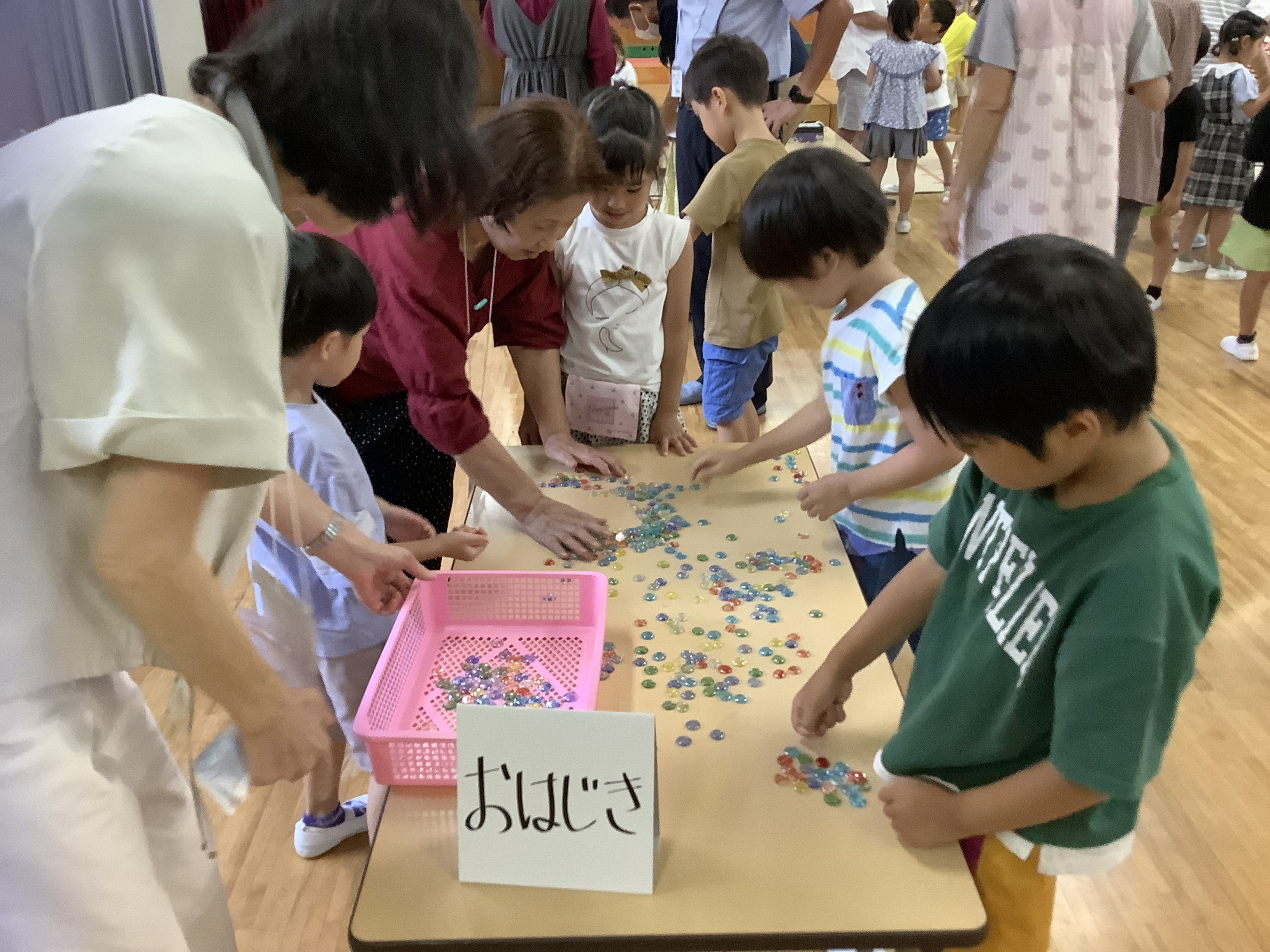 祖父母と遊ぶ（おはじき）4